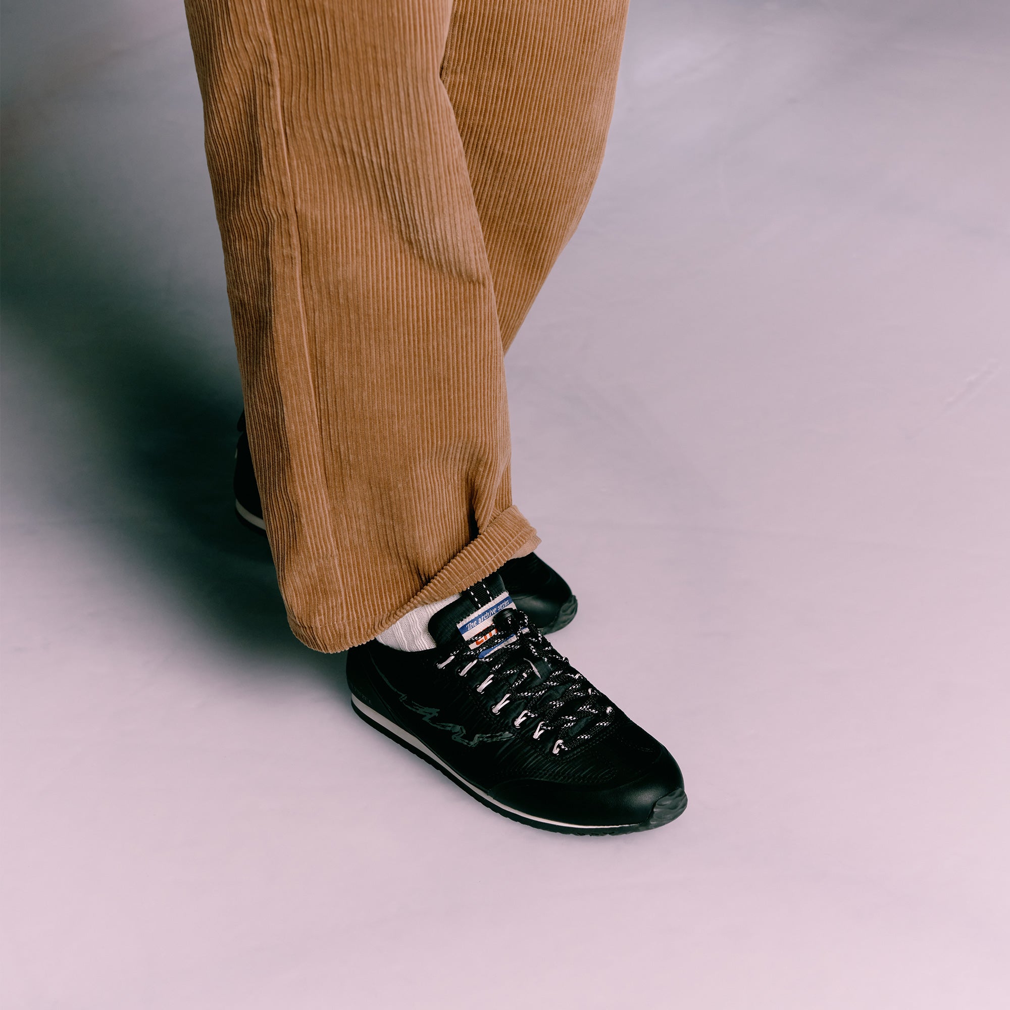 邦楽 JINE ENTJPN 61 Alpina | The Archive Series black nylon unisex sneakers