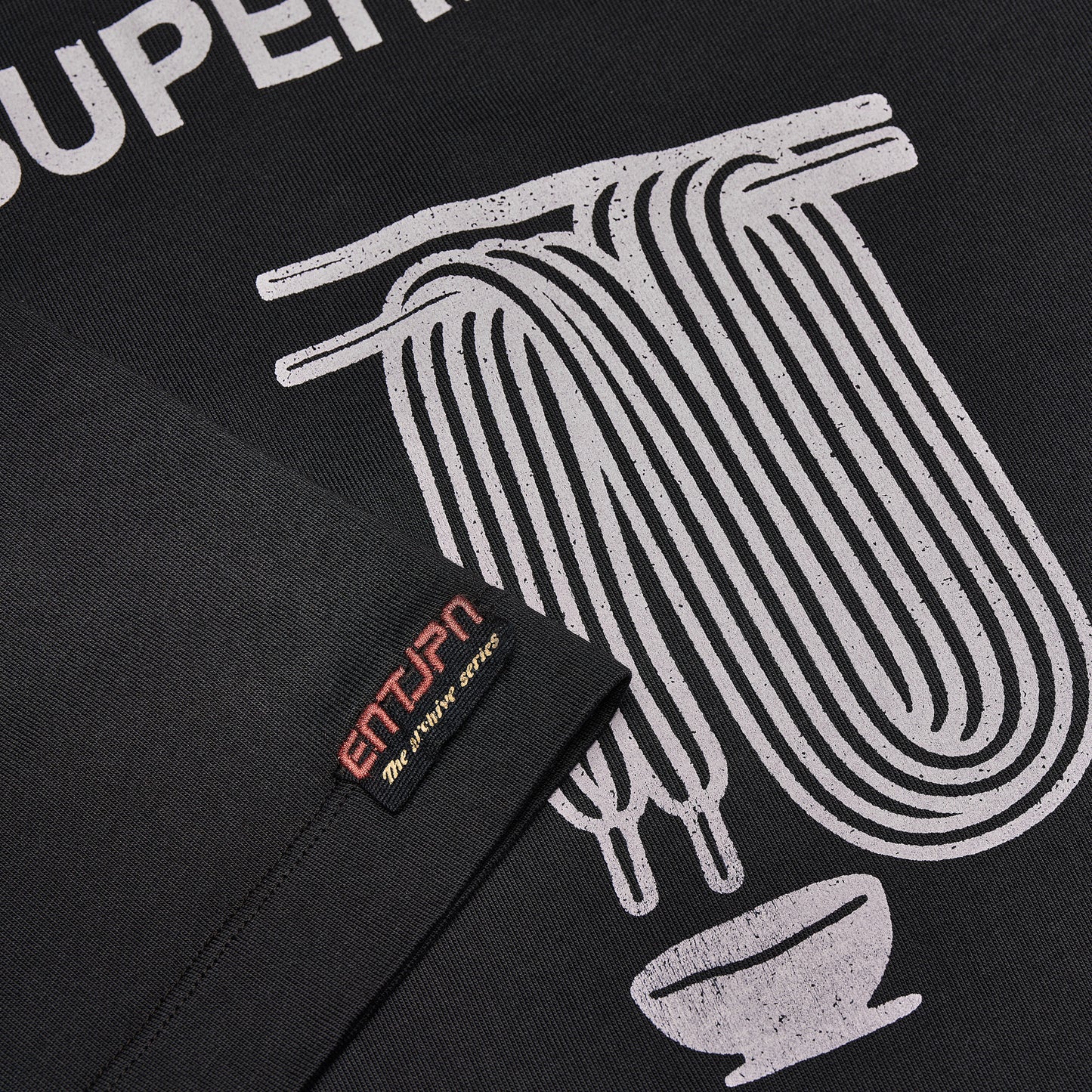 T-shirt in cotone nero con stampa 'Supermarket'