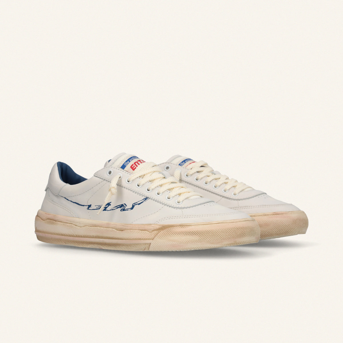 ENTJPN 75 – Sneaker in pelle bianca con dettagli blu