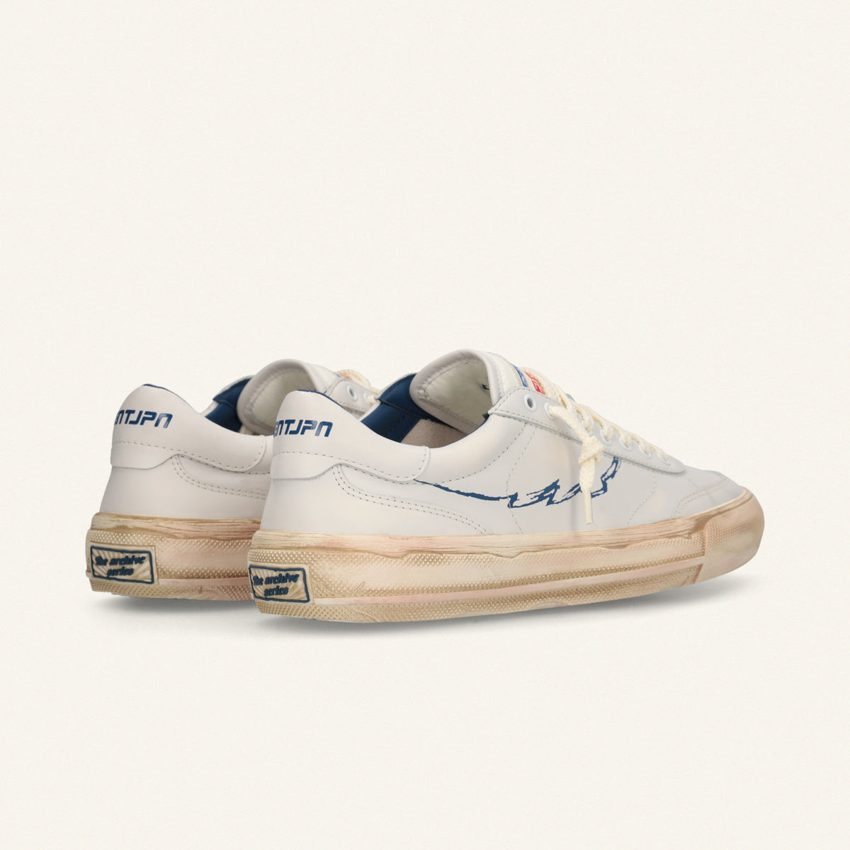 ENTJPN 75 – Sneaker in pelle bianca con dettagli blu