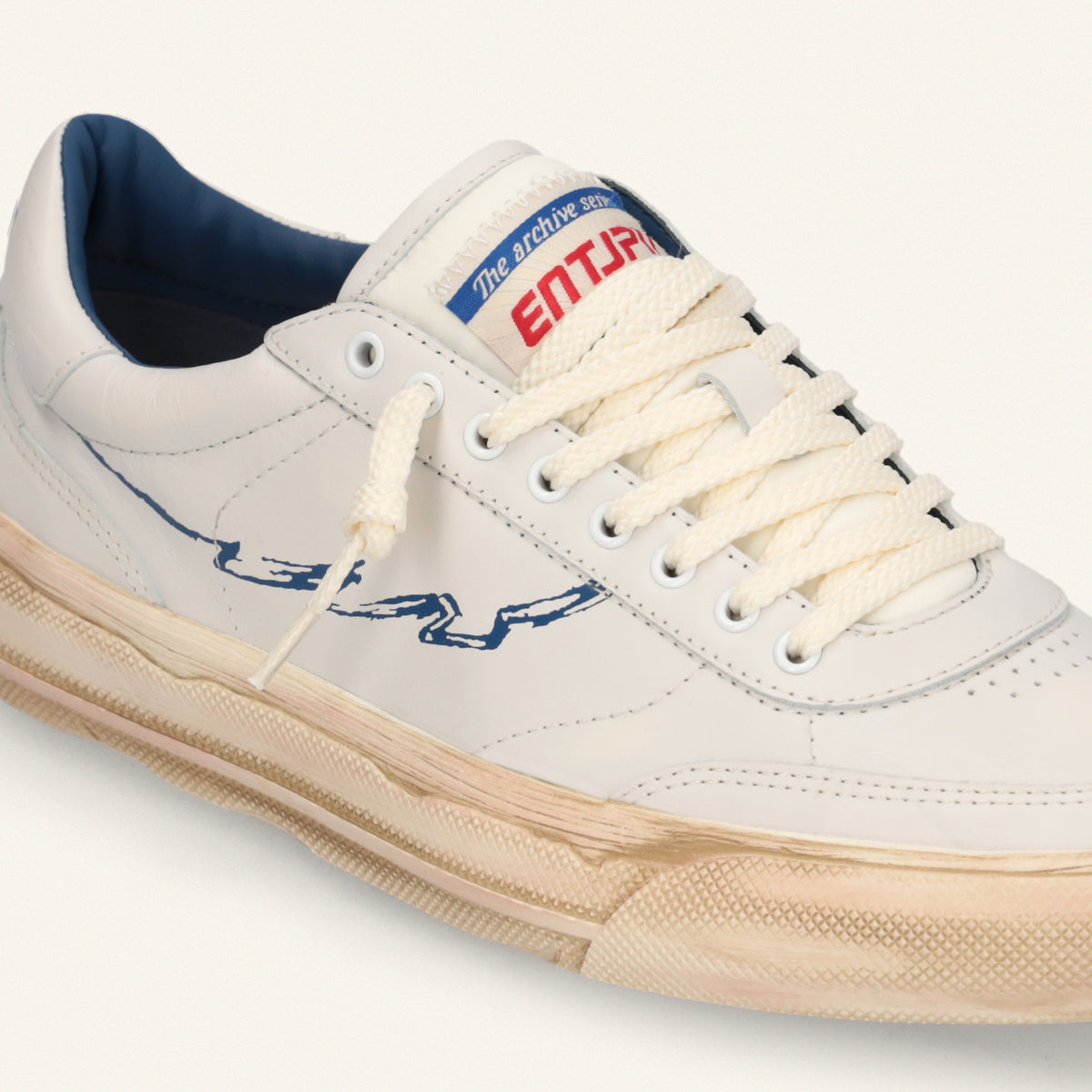 ENTJPN 75 – Sneaker in pelle bianca con dettagli blu