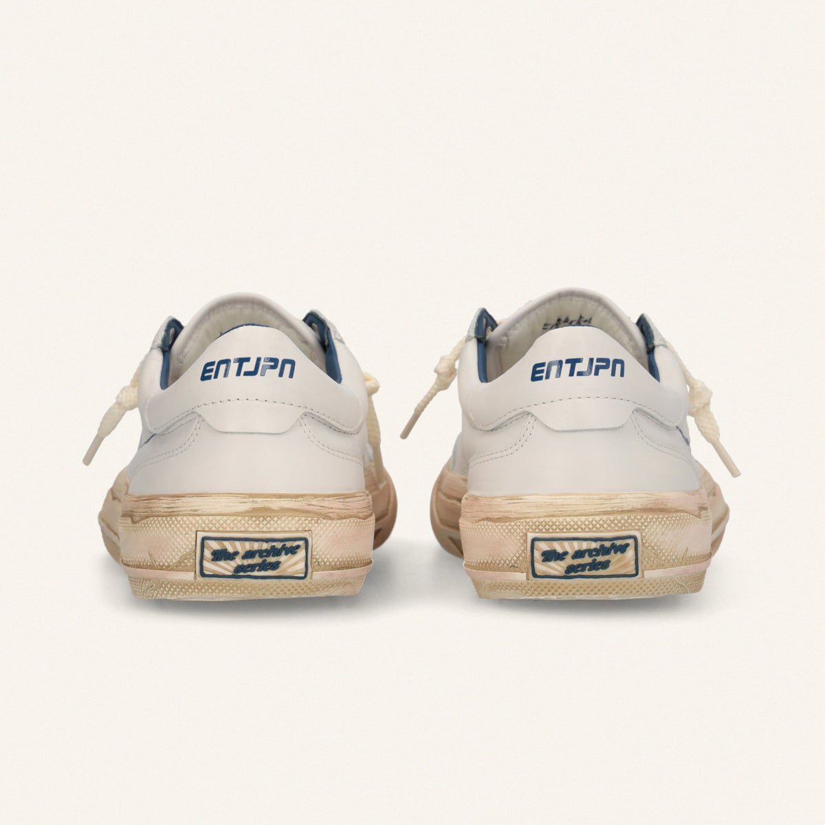 ENTJPN 75 – Sneaker in pelle bianca con dettagli blu