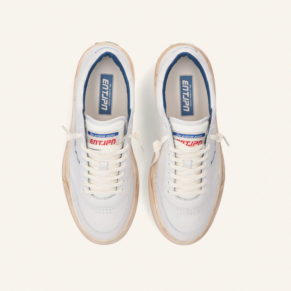 ENTJPN 75 – Sneaker in pelle bianca con dettagli blu