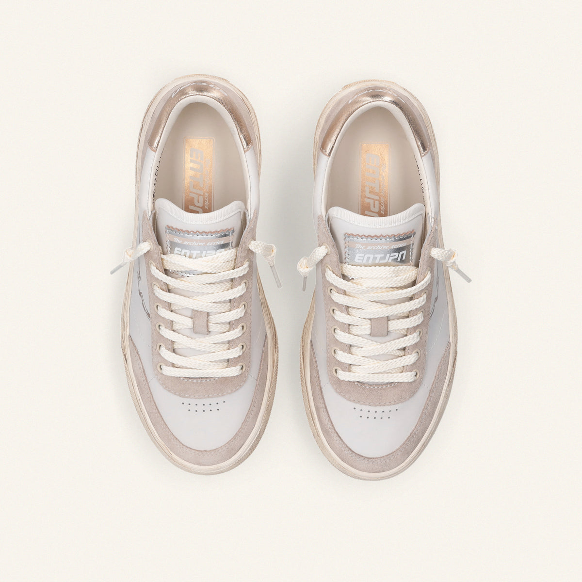 ENTJPN 75 – Sneaker in pelle bianca e suede sand con dettagli light gold