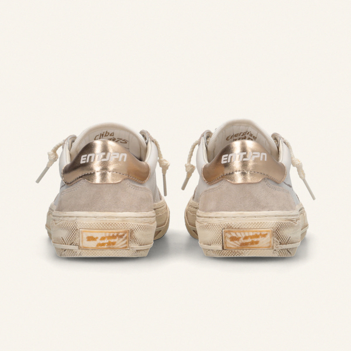 ENTJPN 75 – Sneaker in pelle bianca e suede sand con dettagli light gold