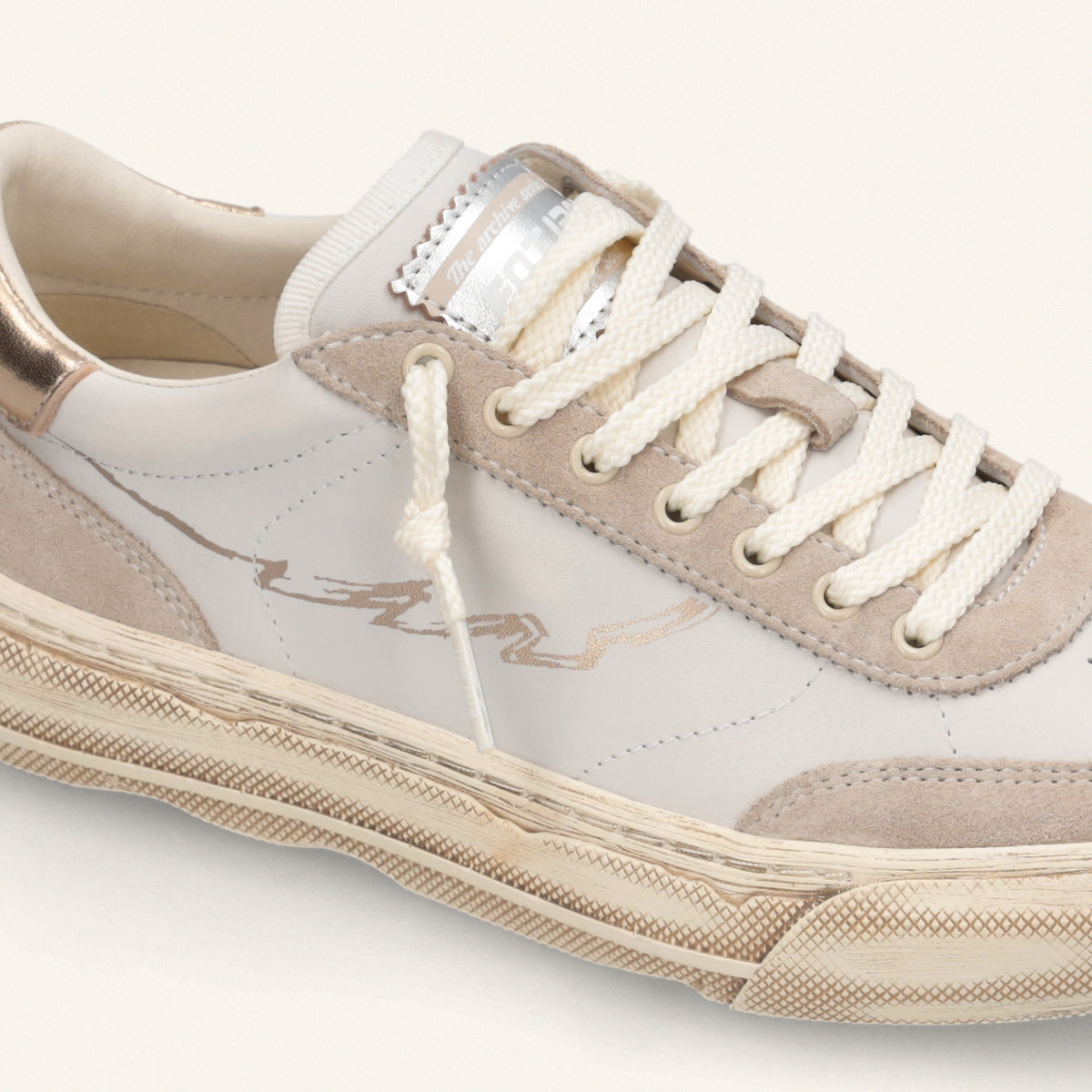 ENTJPN 75 – Sneaker in pelle bianca e suede sand con dettagli light gold