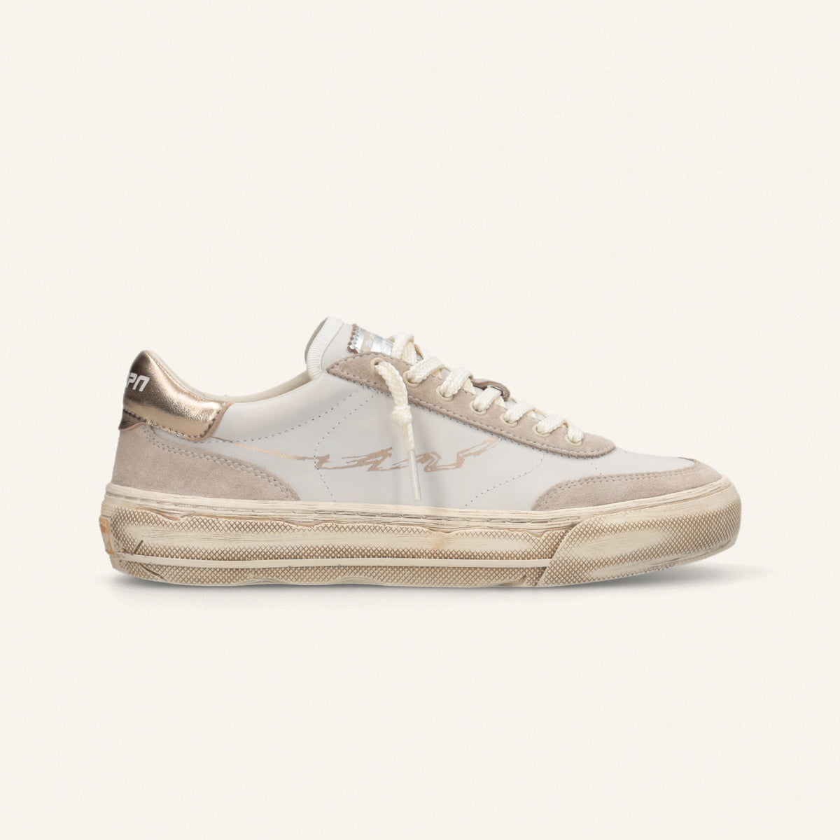 ENTJPN 75 – Sneaker in pelle bianca e suede sand con dettagli light gold