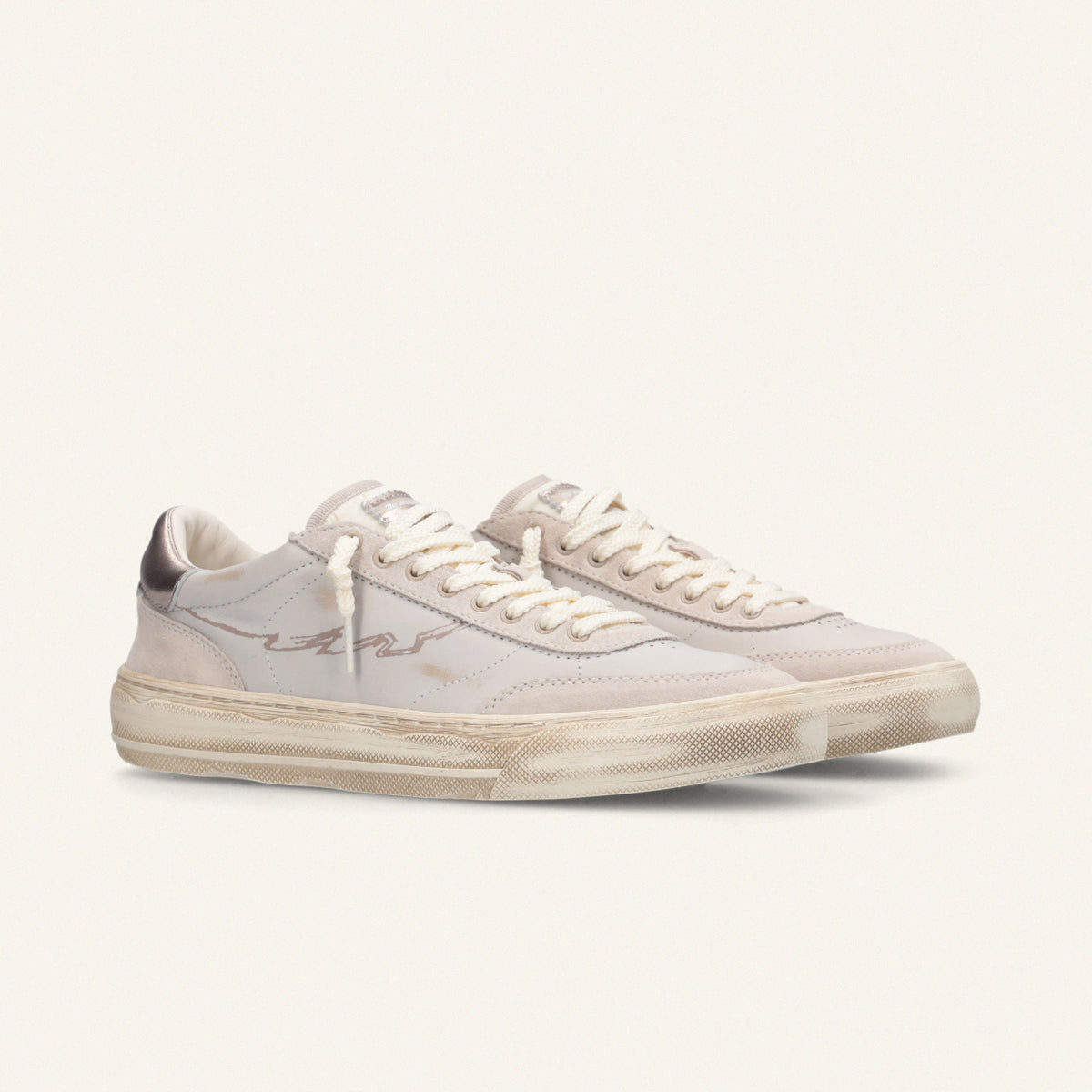 ENTJPN 75 – Sneaker in pelle bianca e suede cipria con dettagli oro rosa