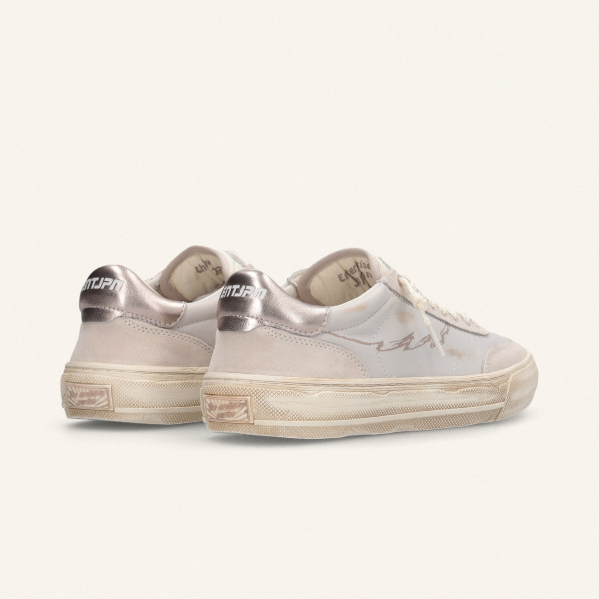 ENTJPN 75 – Sneaker in pelle bianca e suede cipria con dettagli oro rosa