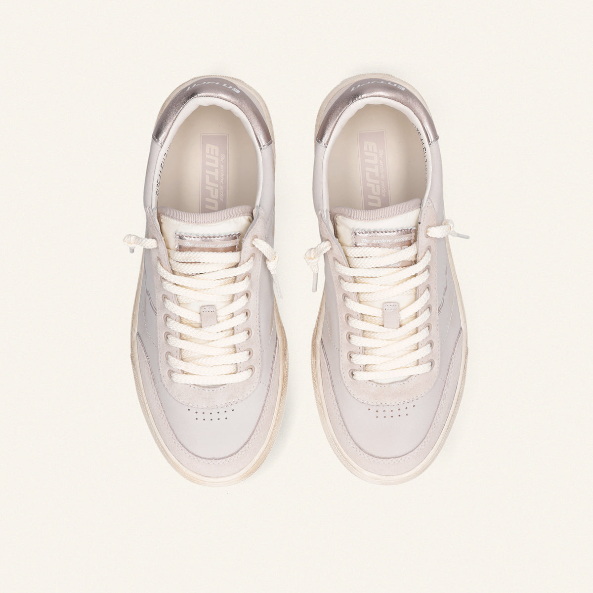 ENTJPN 75 – Sneaker in pelle bianca e suede cipria con dettagli oro rosa