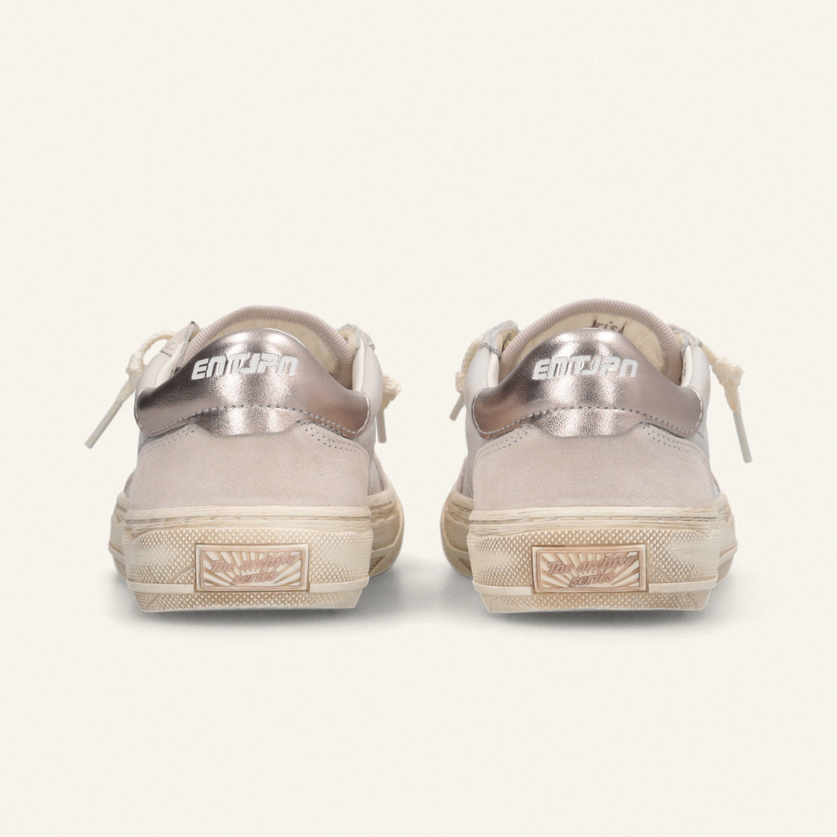 ENTJPN 75 – Sneaker in pelle bianca e suede cipria con dettagli oro rosa