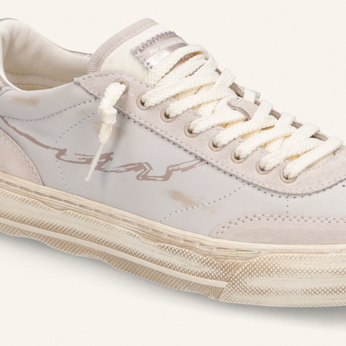 ENTJPN 75 – Sneaker in pelle bianca e suede cipria con dettagli oro rosa
