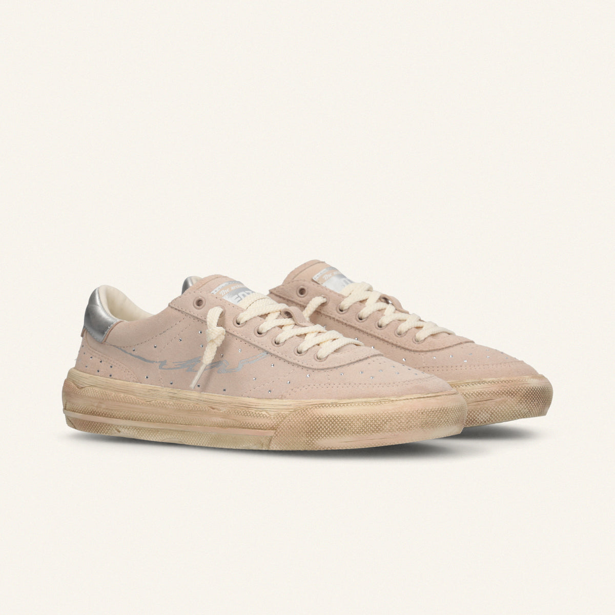 ENTJPN 75 – Sneaker in suede nude con strass e dettagli argento
