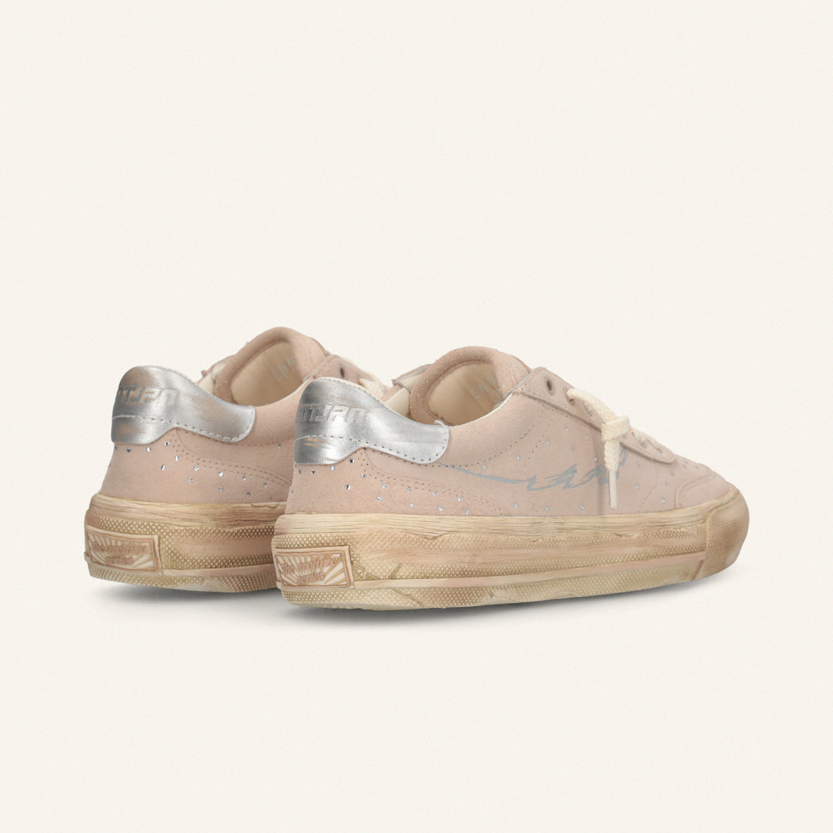 ENTJPN 75 – Sneaker in suede nude con strass e dettagli argento
