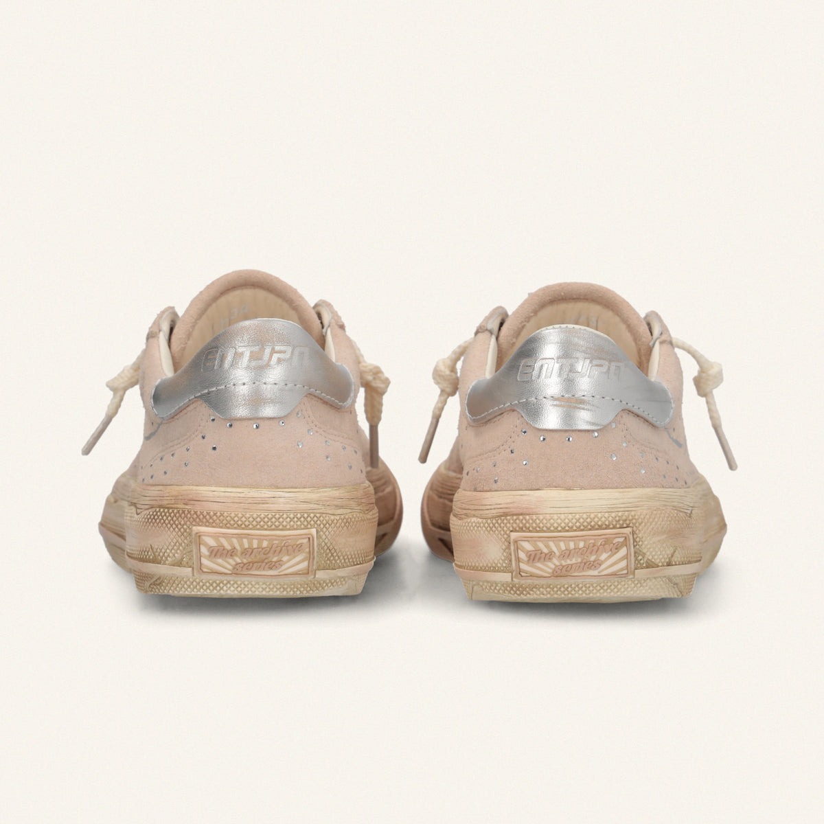 ENTJPN 75 – Sneaker in suede nude con strass e dettagli argento