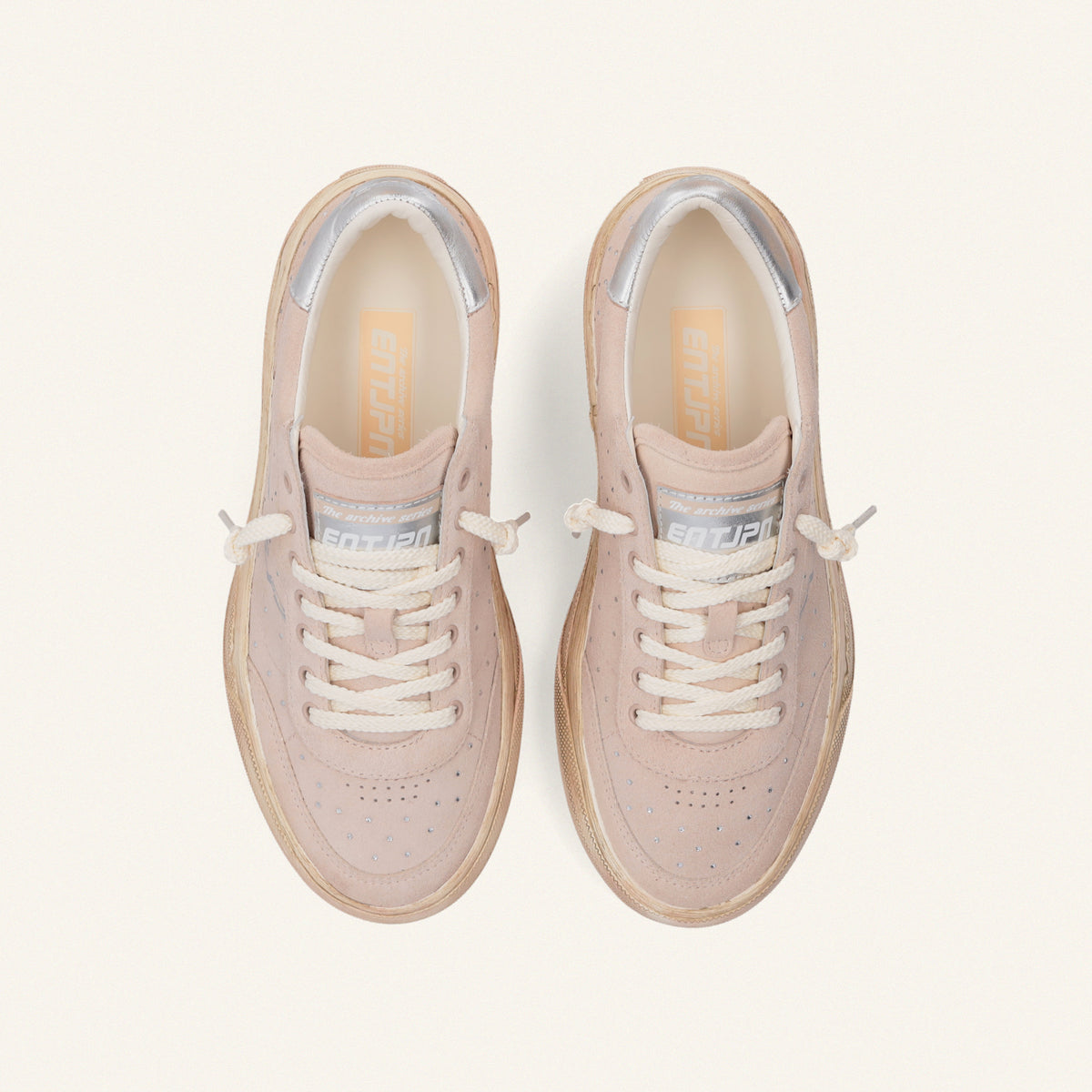 ENTJPN 75 – Sneaker in suede nude con strass e dettagli argento
