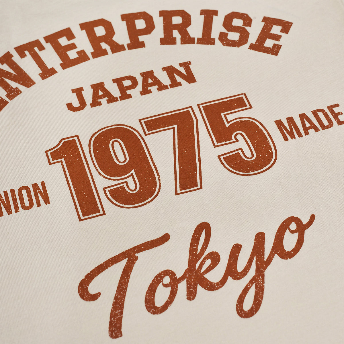 T-shirt in cotone color burro con stampa 'ENTJPN 1975 Tokyo'